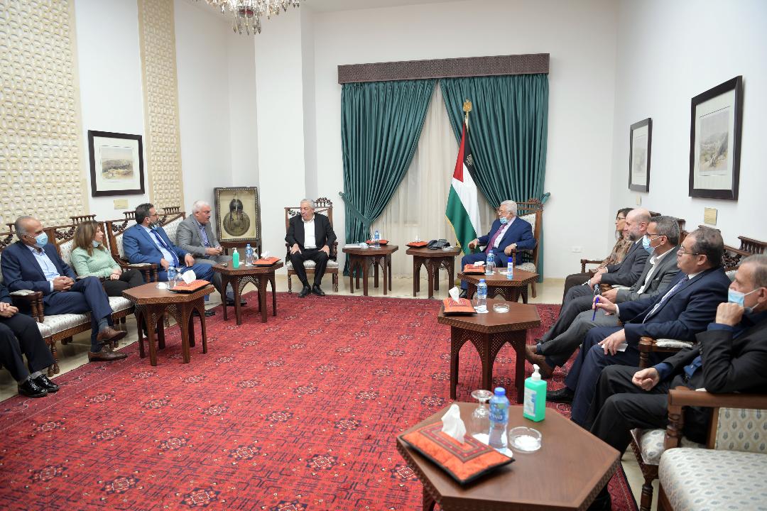 الرئيس للمنظمات المستهدفة: السلطة وفلسطين معكم لاسقاط قرار الاحتلال  