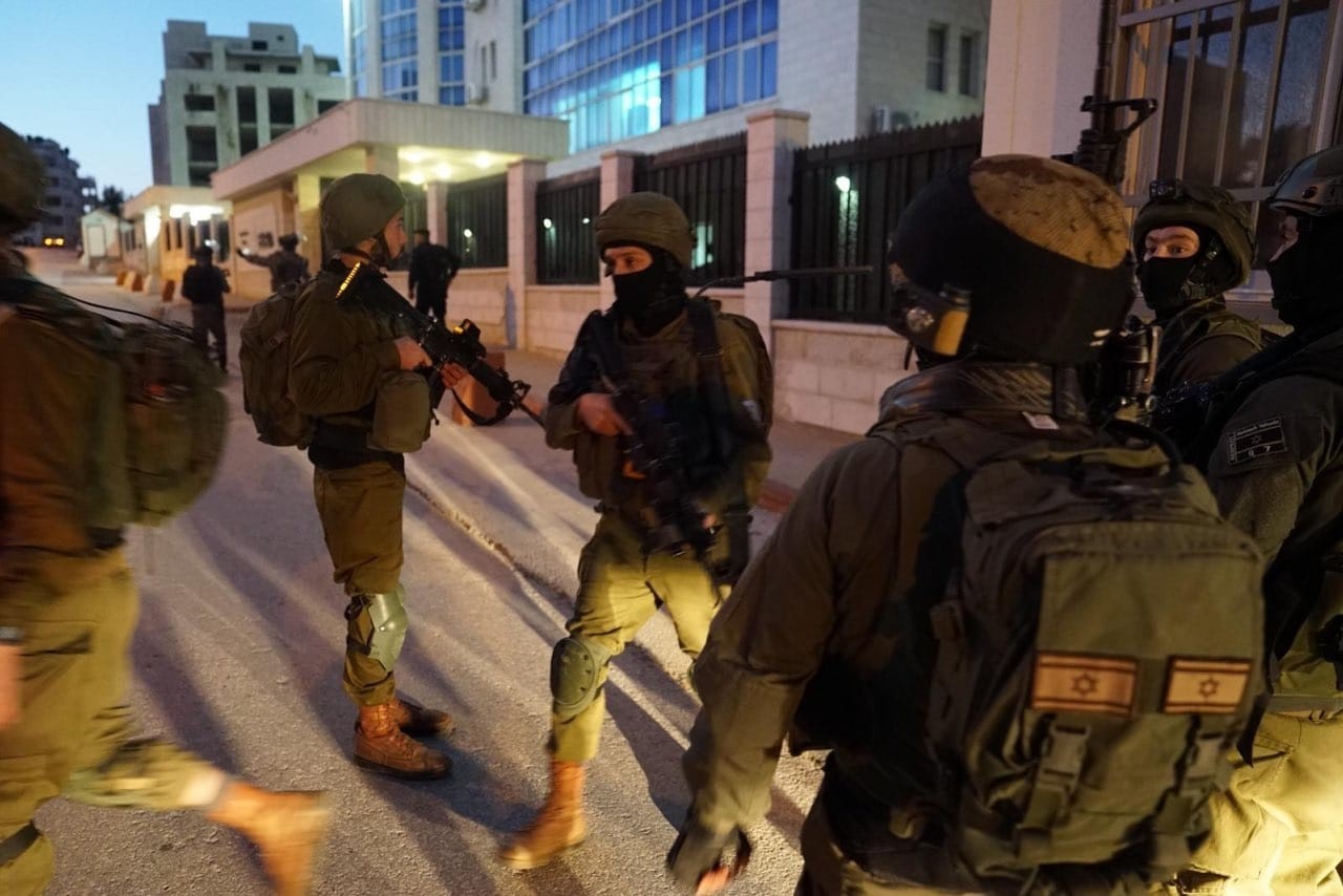 الاحتلال يعتدي بوحشية على محافظ القدس وعائلته