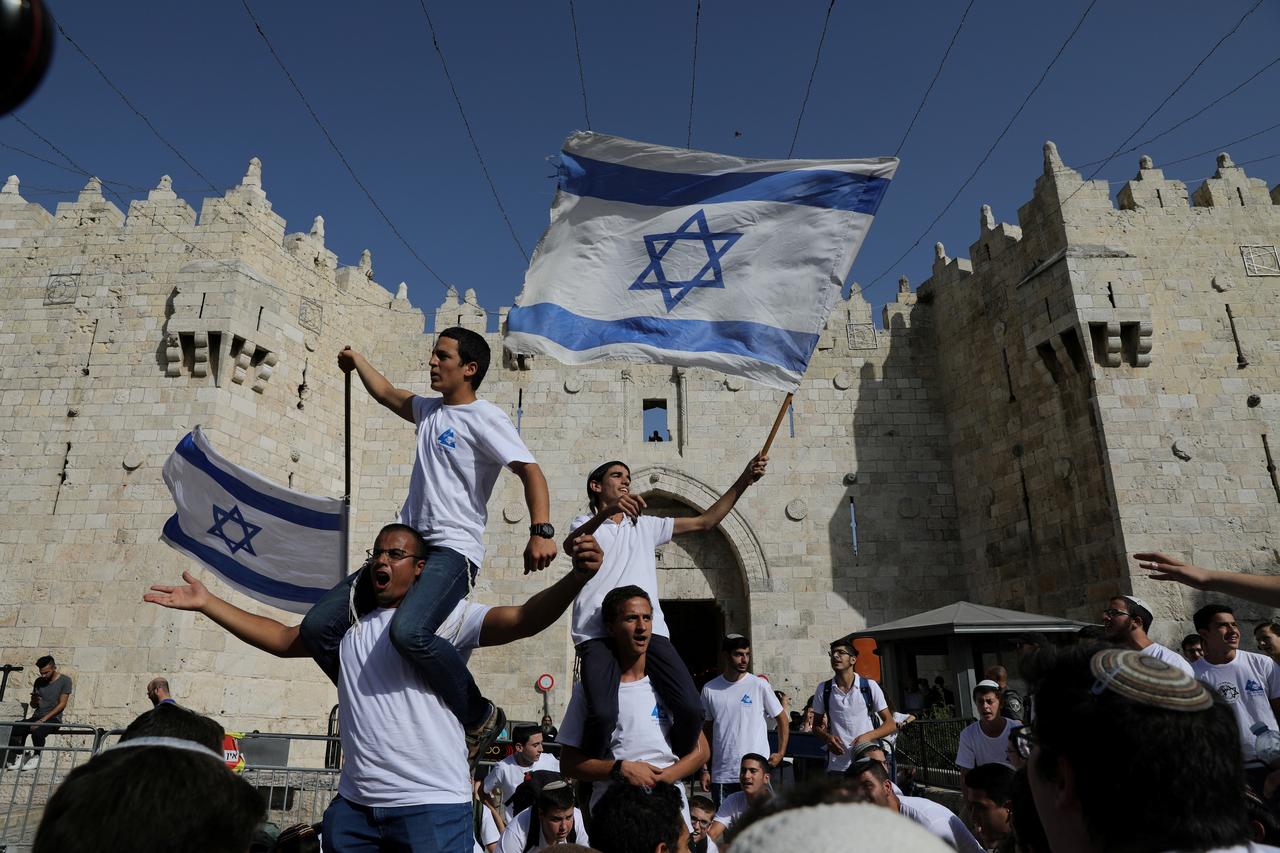 صحفية إسرائيلية: مسيرة الأعلام في القدس تشعل فتيل الحرب