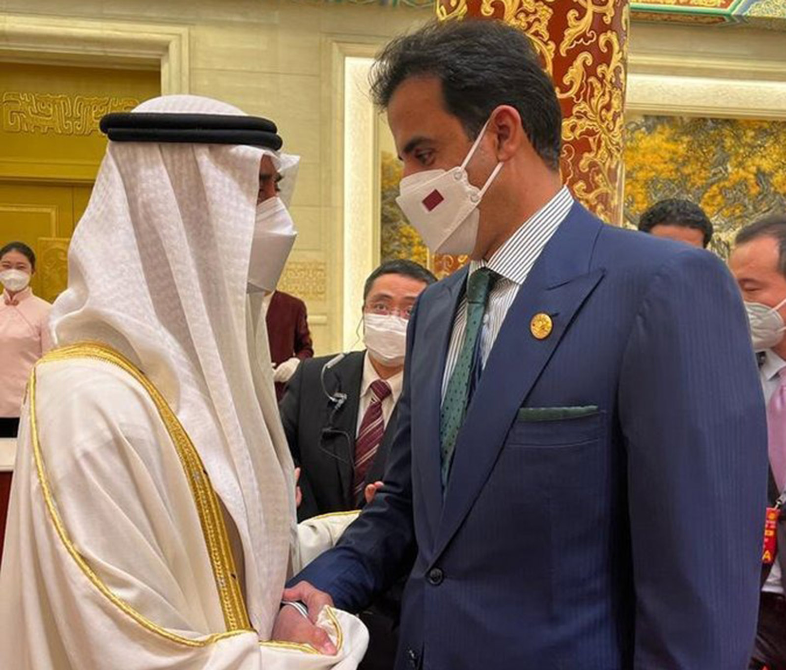  بن زايد يلتقي أمير قطر في الصين