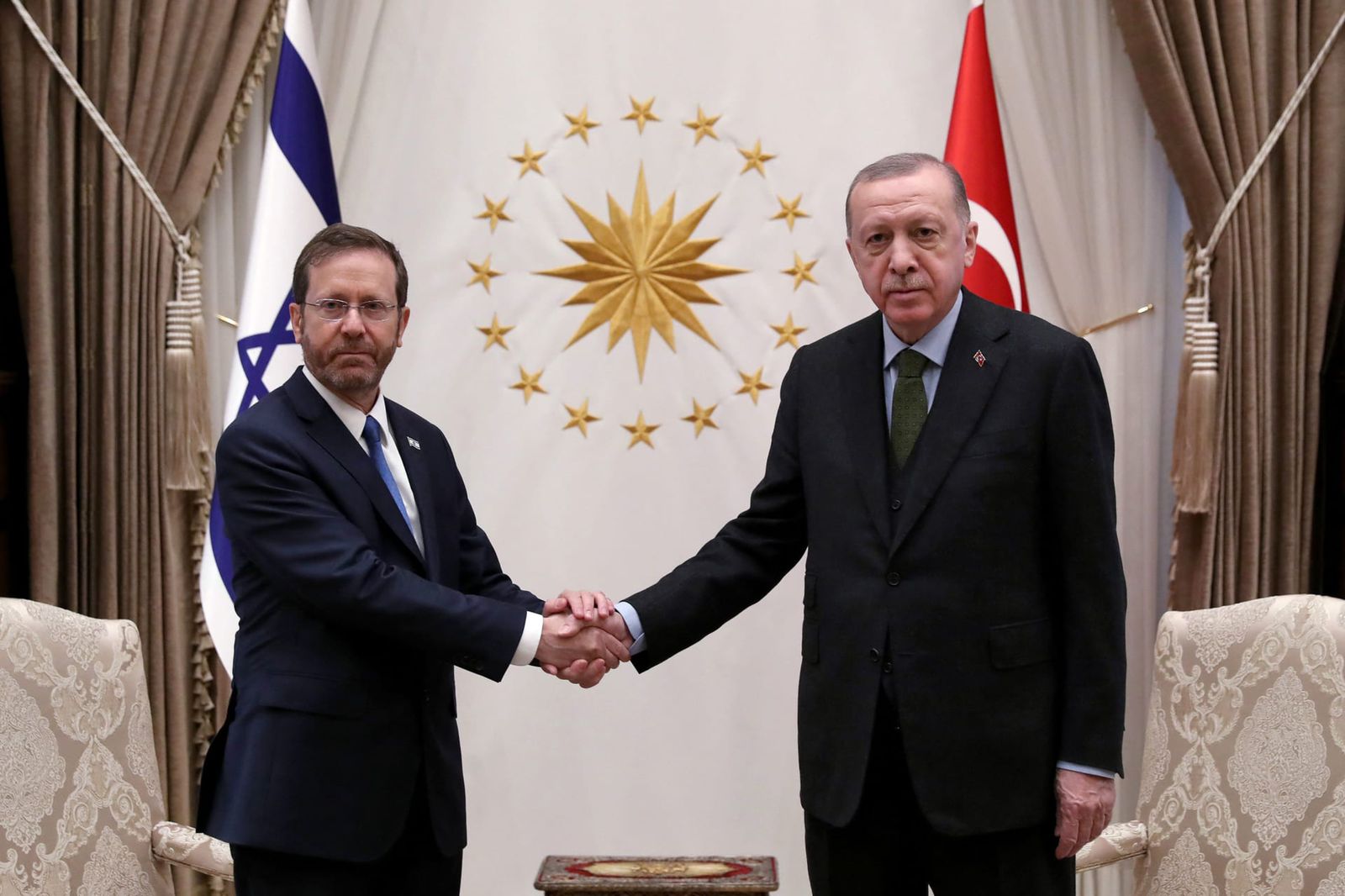 "أين الأقصى الذي يبكي".. دفء استقبال الرئيس الإسرائيلي يضع أردوغان أمام عاصفة تويترية
